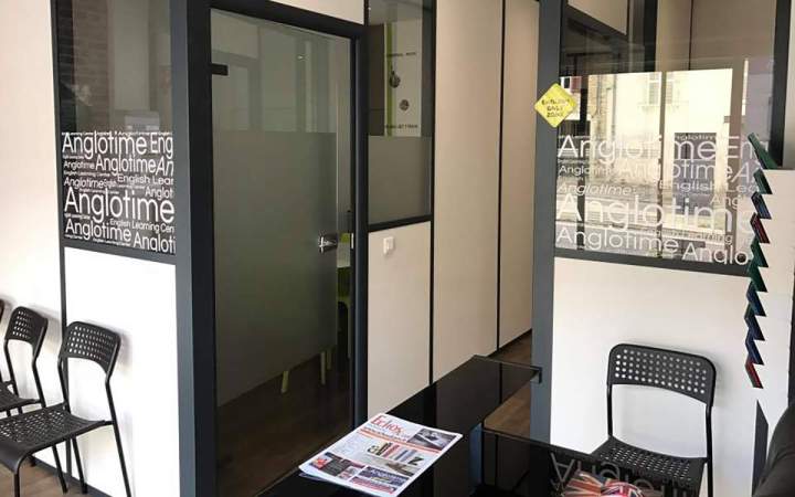 Adhésif imitation verre sablé ou dépoli et lettres en adhésif blanc