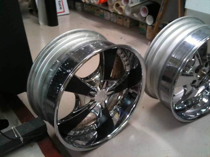 Adhésif noir mat sur jantes Bourgogne