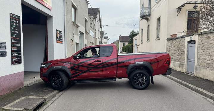 Adhésif tribal sur véhicule