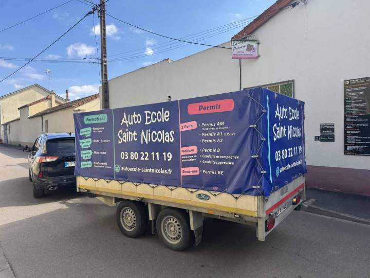 Bache remoque avec décor lettres et applats en peinture Bourgogne