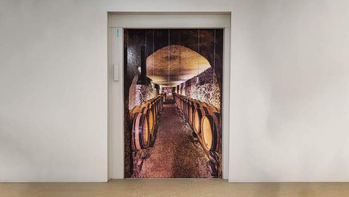 Porte ascenseur avec décor covering adhésif Bourgogne