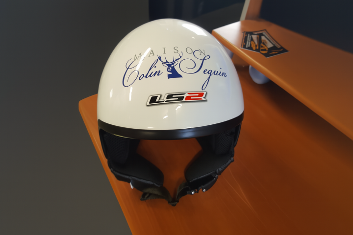 Déco adhésive sur casque Bourgogne