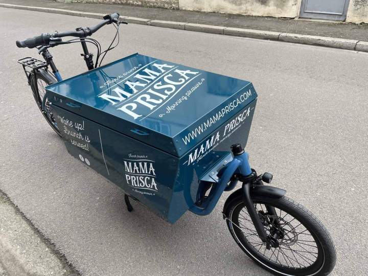 Covering en adhésif teinté masse sur caisse vélo cargo Bourgogne 