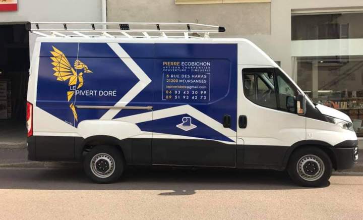 Covering partiel en adhésif teinté masse, texte et logo adhésif