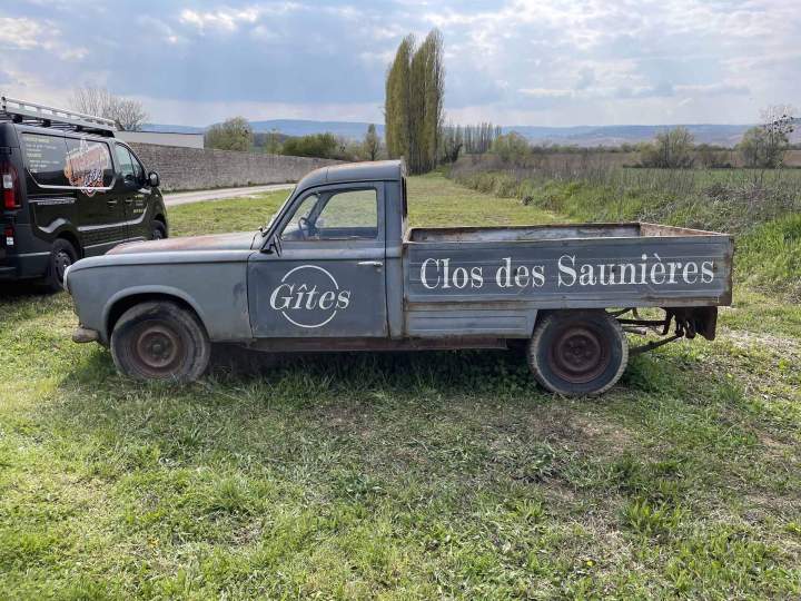 Déco peinture patinée sur vieux véhicule Bourgogne