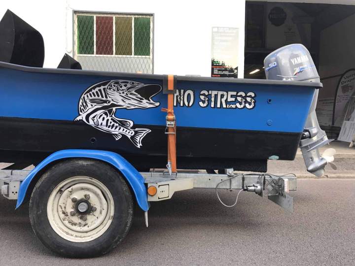 Déco personnalisée en adhésif teinté masse sur bateau Bourgogne