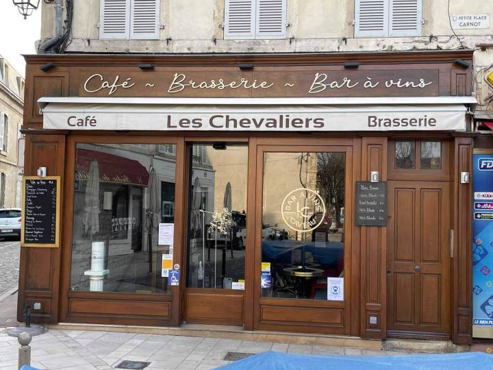 Lettre alu 3mm beige, lettre peintures sur lambrequin et adhésifs sur vitres