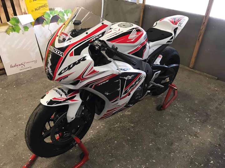 Décor en adhésif teinté masse Bourgogne