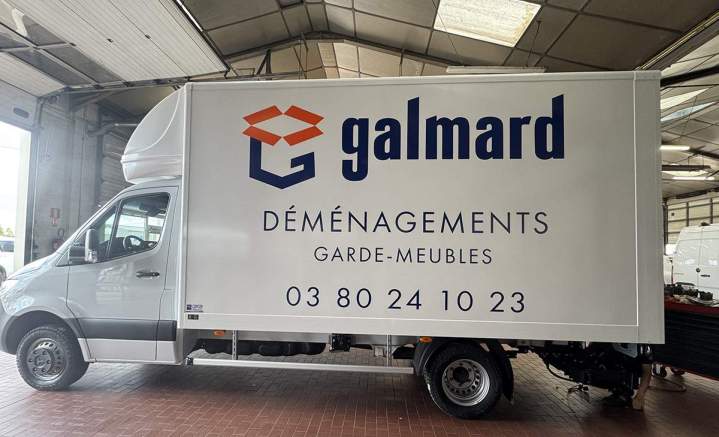 Décor lettres et logos adhésifs teinté masse