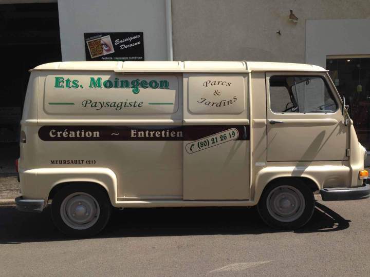 Décor personnalisé en adhésif teinté masse Bourgogne