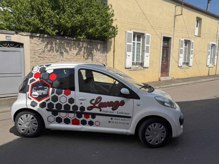 Décor personnalisé en adhésif teinté masse Bourgogne 