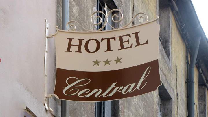 Enseigne drapeau fer peinte avec décor adhésif