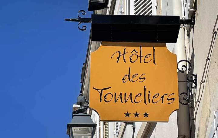 Enseigne ferronnerie  en peinture Bourgogne 