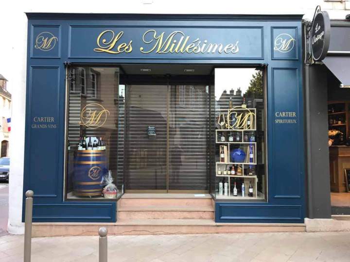 Façade avec lettres en aludibond 3mm or et texte adhésif or Bourgogne 