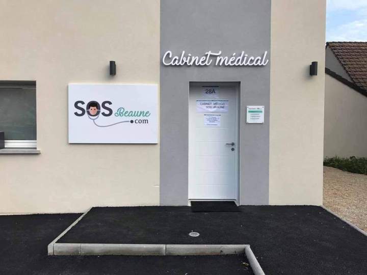 Façade avec panneaux PVC décor adhésif et lettres PVC Bourgogne