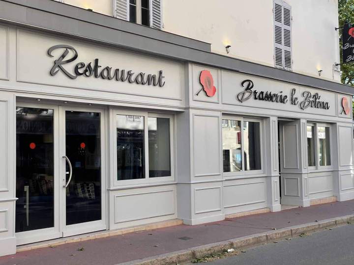 Facade avec lettres et mpgps en PVC 19mm laqué noir et décor impression numérique