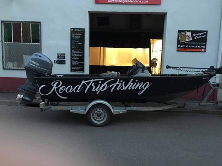 Lettres en adhésif teinté masse sur bateau Bourgogne