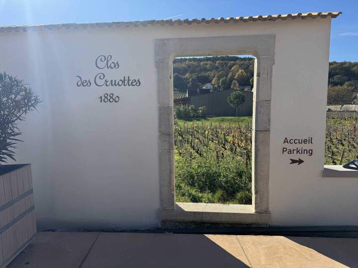 Lettres en peinture sur mur crépi fin Bourgogne