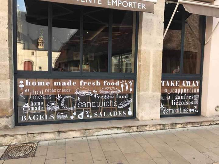 Lettres et décor en adhésif blanc teinté masse Bourgogne