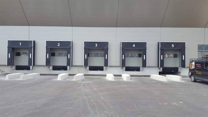 Marquage peinture numéros de quai sur bâche