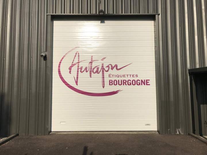 Mise en peinture d' un logo sur porte sectionnelle