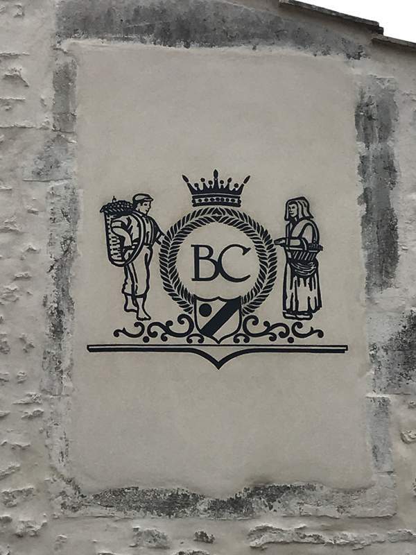 Mise en peinture d'un logo sur mur 