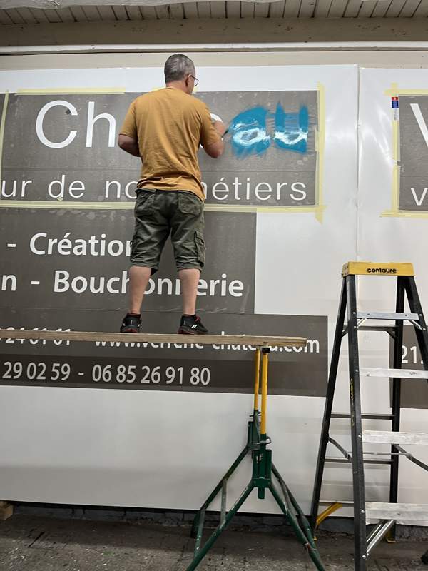 Mise en peinture de lettres sur bache