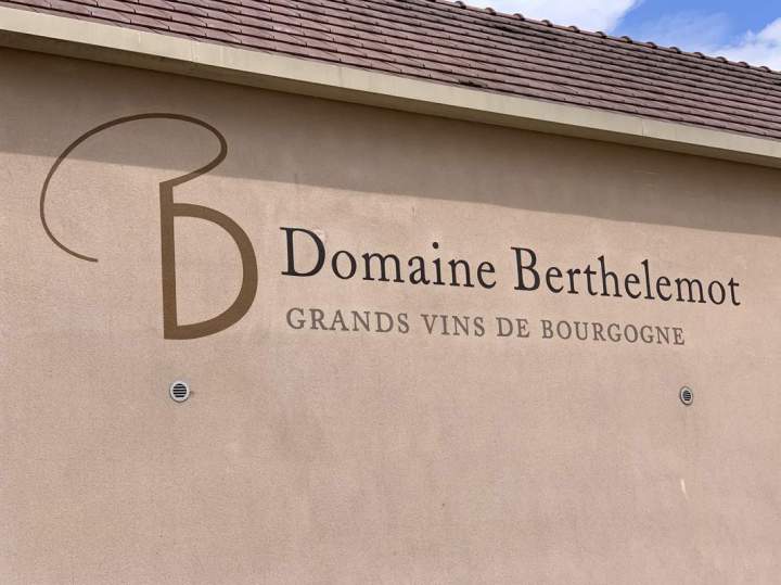 Mise en peinture de lettres sur façade caves