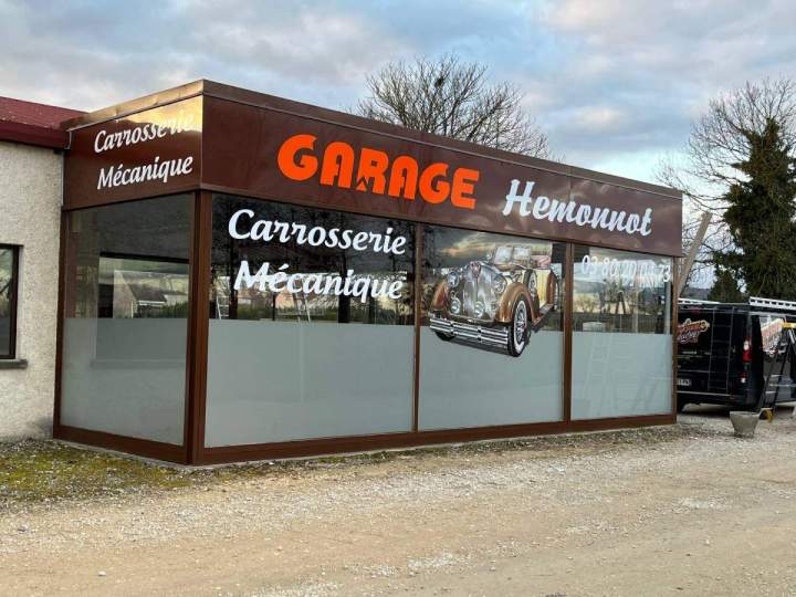 Panneau aludibond marron, lettres adhésives, décor impression numérique et film imitation verre sablé