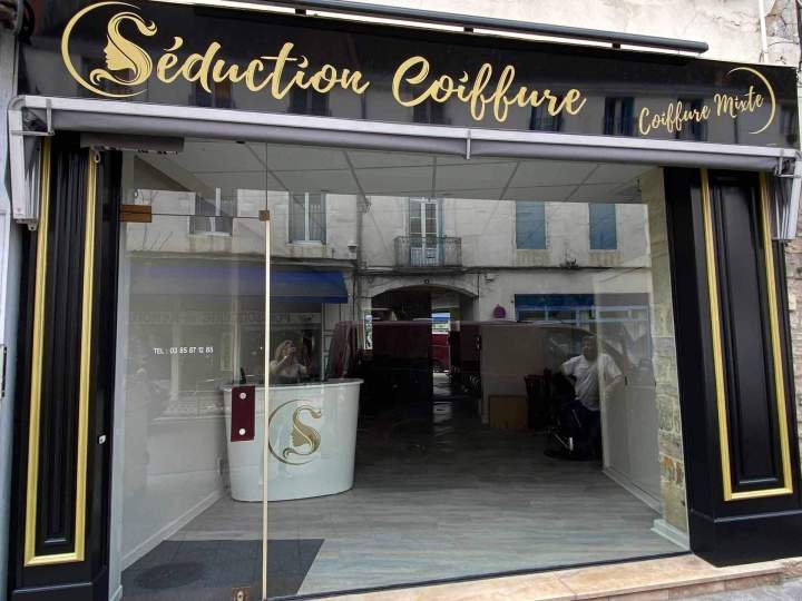 Panneau aludibond noir avec lettres et décor adhésif or Bourgogne