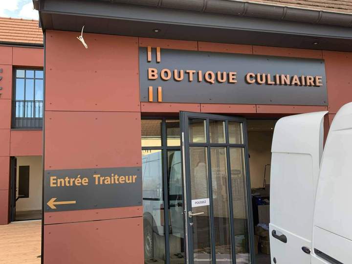 Panneau aludibond sur façade avec lettres pvc 19mm peintes Bourgogne
