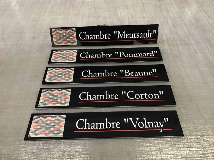 Panneau aludibond teinté masse noir avec décor adhésif Bourgogne