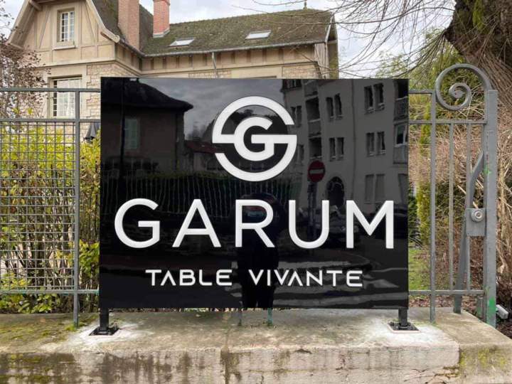 Panneau boitier en alu avec led, laqué noir et lettres plexi blanc en épaisseur   Bourgogne