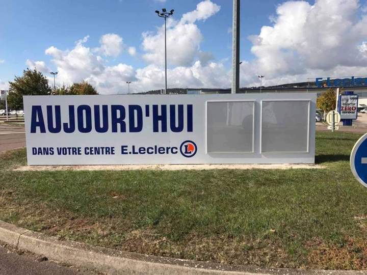 Panneau en alu avec cadre clic et décor adhésif. Bourgogne