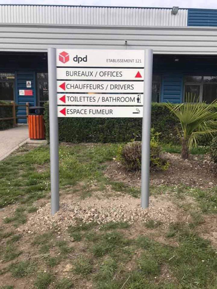 Panneau lattes alu sur poteaux alu avec décors adhésif Bourgogne