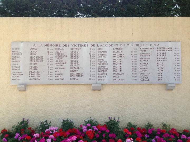 Plaque lettres gravées remplissage peinture