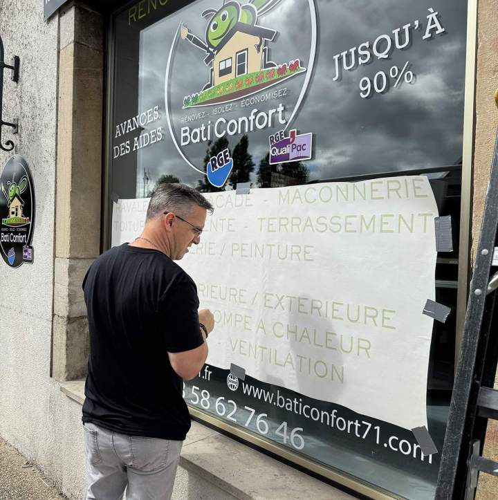 Pose d'adhésif sur vitrine