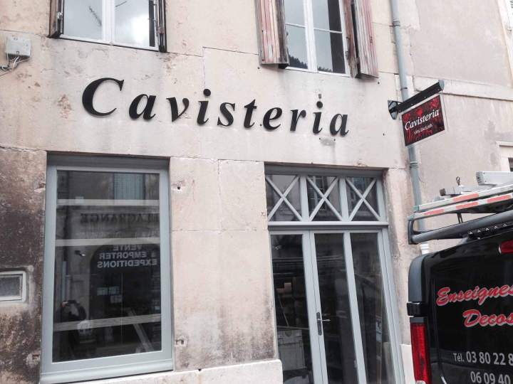 Pose sur façade de lettres PVC 19mm laquée noir