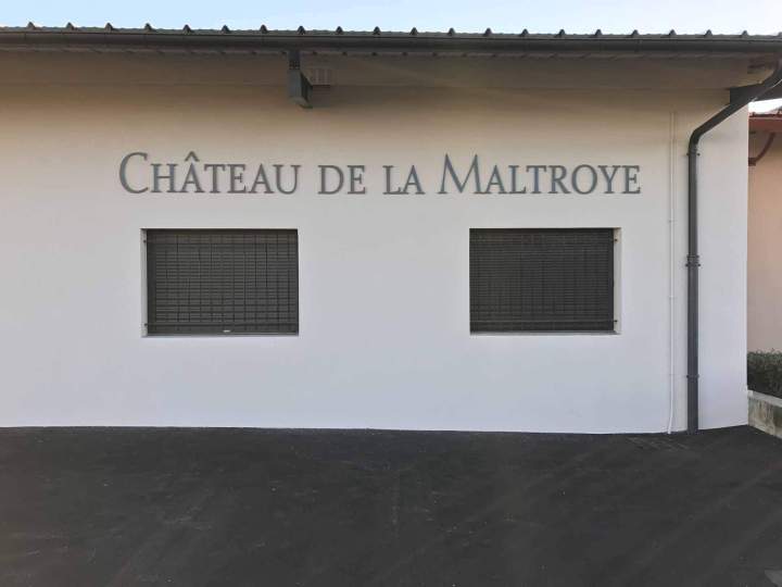 Pose sur façade de lettres aludibond teinté masse gris ral Bourgogne