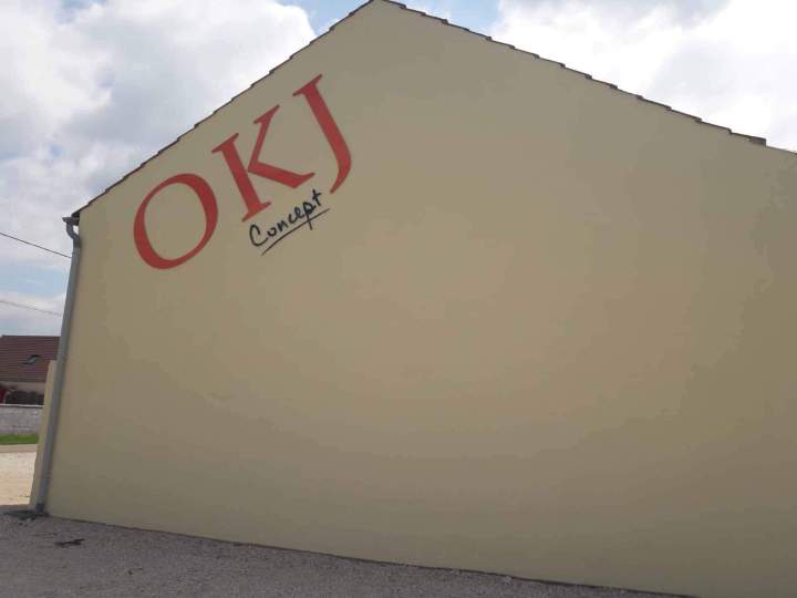 Pose sur façade de lettres aludibond teinté masse orange et noir Bourgogne