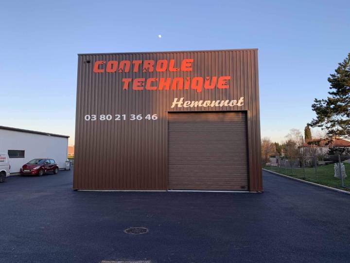 Pose sur façade de lettres aludibond teinté masse orange et blanc Bourgogne