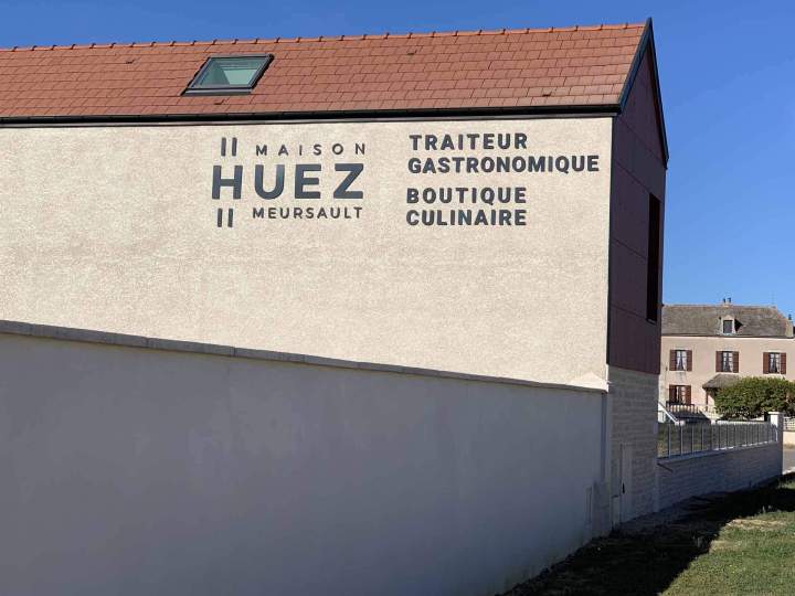 Pose sur façade de lettres aludibond teinté masse gris ral Bourgogne  