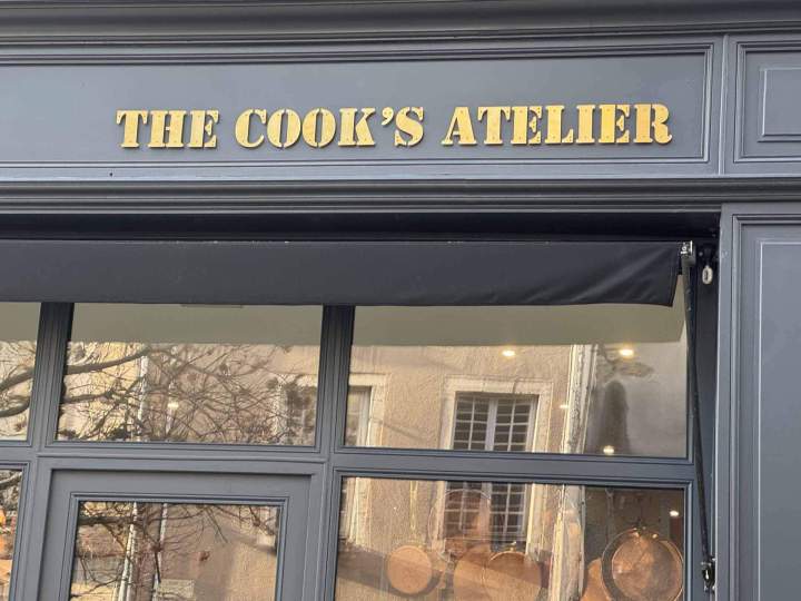 Pose sur façade de lettres en Laiton Bourgogne