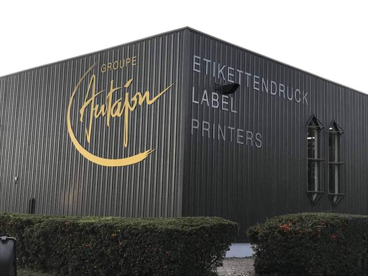 Pose sur façade de lettres et logos aludibond teinté masse jaune Bourgogne