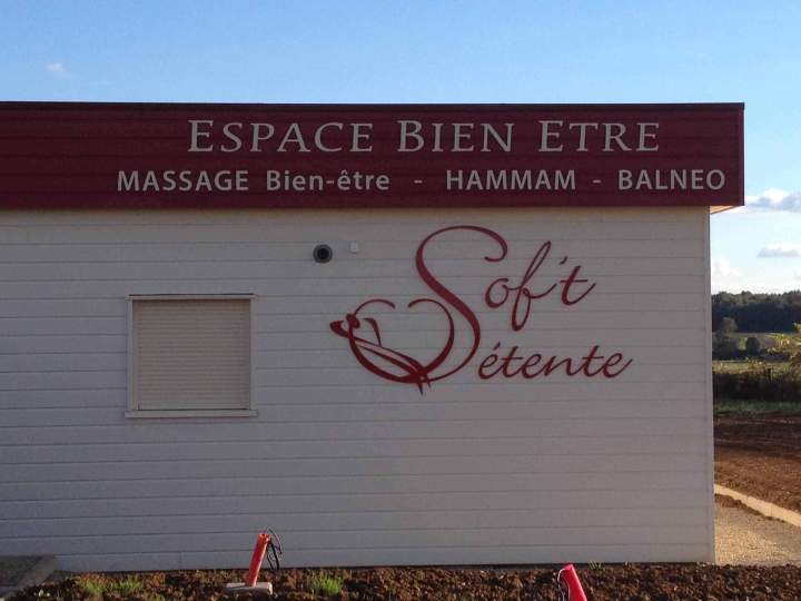 Pose sur façade de lettres et logos aludibond laqué ral Bourgogne 