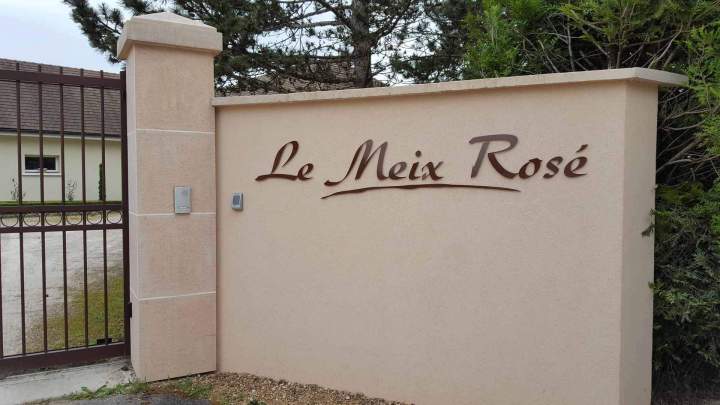 Pose sur muret de lettres aludibond laqué ral Bourgogne 