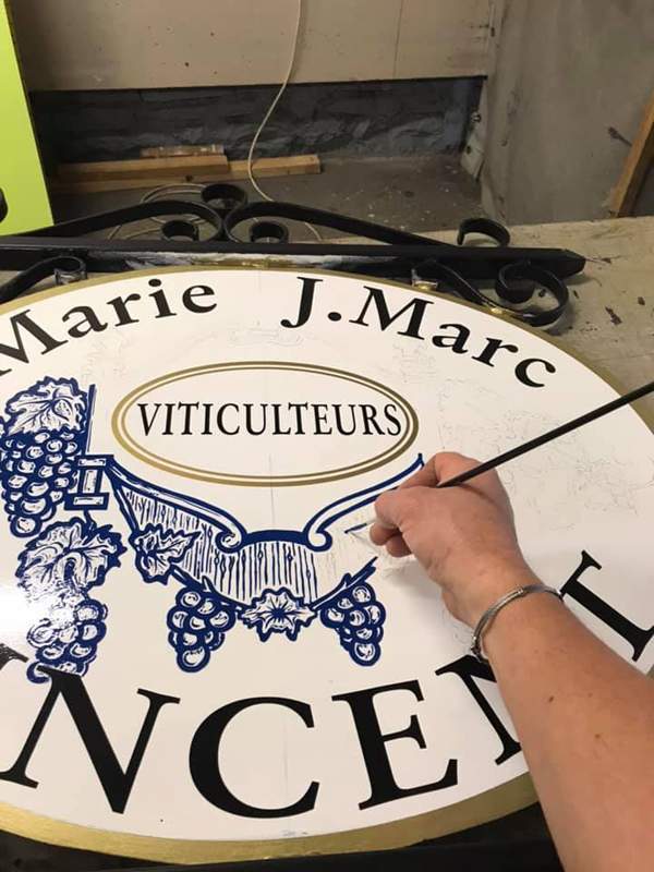 Restauration enseigne drapeau avec  mise en peinture décor et texte