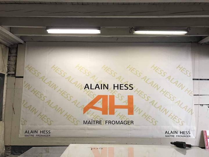 Store tissu avec déco peinture Bourgogne