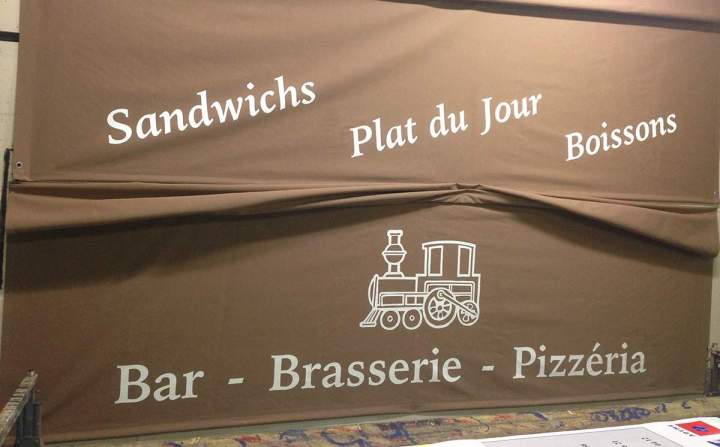 Store tissu avec déco peinture Bourgogne  