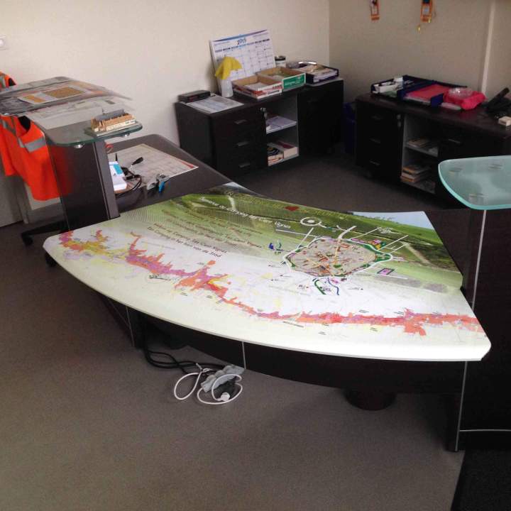 Table bureau avec décor covering adhésif Bourgogne